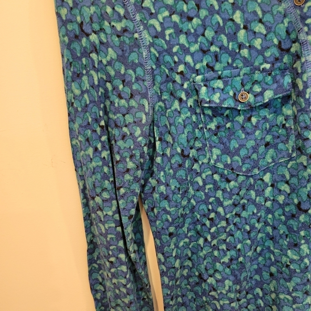 Liz Clayborne Petite Small Rayon Blue Print Top Pockets Button Neck Silky Feel - Picture 7 of 8